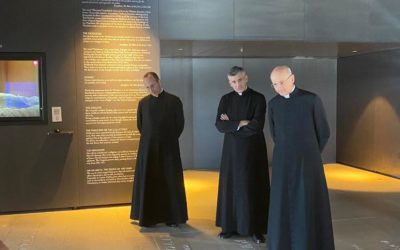 Mons. Fernando Ocáriz conoce Saxum Visitor Center durante su peregrinación a Tierra Santa