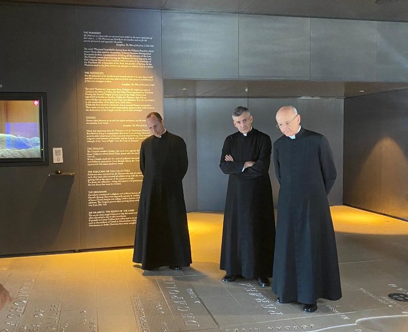 Mons. Fernando Ocáriz conoce Saxum Visitor Center durante su peregrinación a Tierra Santa