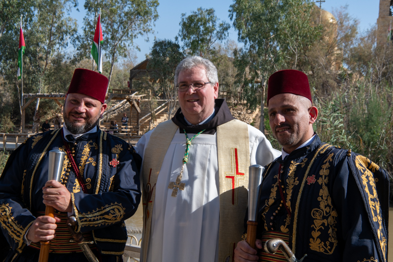 El Custos de Tierra Santa, Fray Francesco Patton, con dos kavas, en Qasr al-Yahud (CustodiaTerrae Sanctae – 07/01/2024)