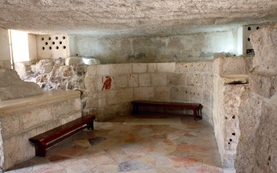 La Ascensión del Señor: una cueva y unas huellas