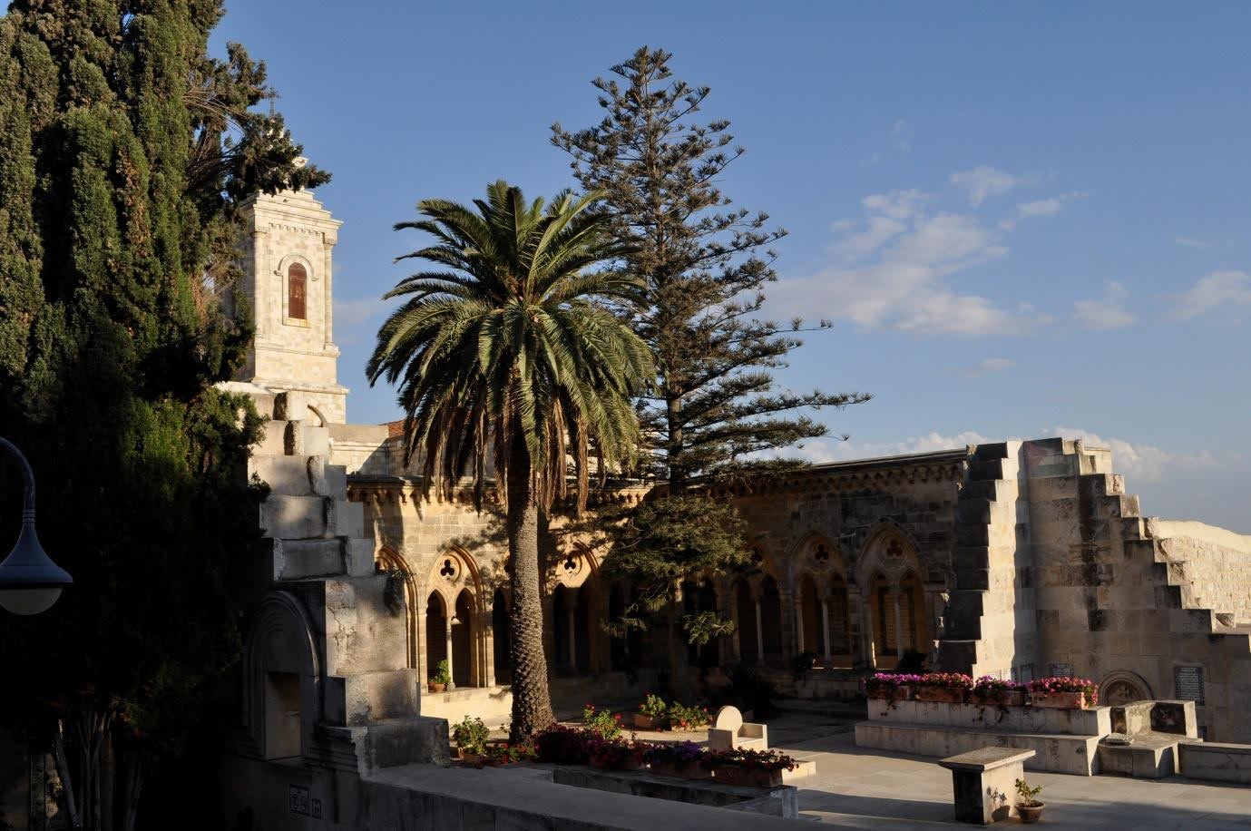 La iglesia de la Eleona tal como se encuentra hoy, después de su restauración inacabada a principios del siglo XX. Foto: Henri Gourinard, 2014. La iglesia de la Eleona tal como se encuentra hoy, después de su restauración inacabada a principios del siglo XX. Foto: Henri Gourinard, 2014.<br />