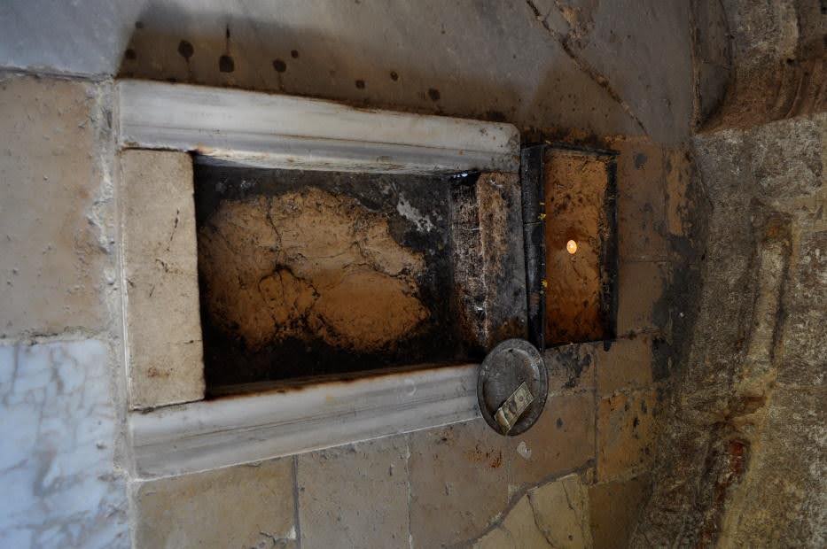 Lo que queda de la roca donde se veneran las huellas de Jesús. Foto: Henri Gourinard, 2014. Lo que queda de la roca donde se veneran las huellas de Jesús. Foto: Henri Gourinard, 2014.