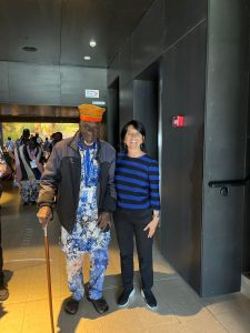 Alice con un visitante de África