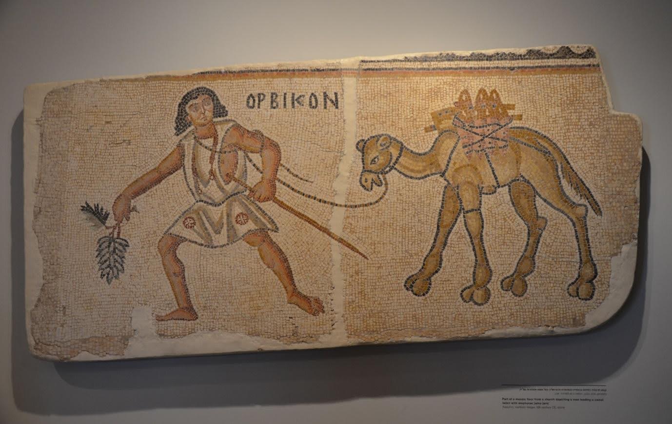 Fragmento del mosaico de una iglesia bizantina cerca de Gaza representando un hombre<br />
(¿un beduino?) dirigiendo a un camello cargado con ánforas de vino. Kissufim, siglo VI. Lugar de exhibición: Israel Museum. Fuente: Wikimedia Commons.<br />
