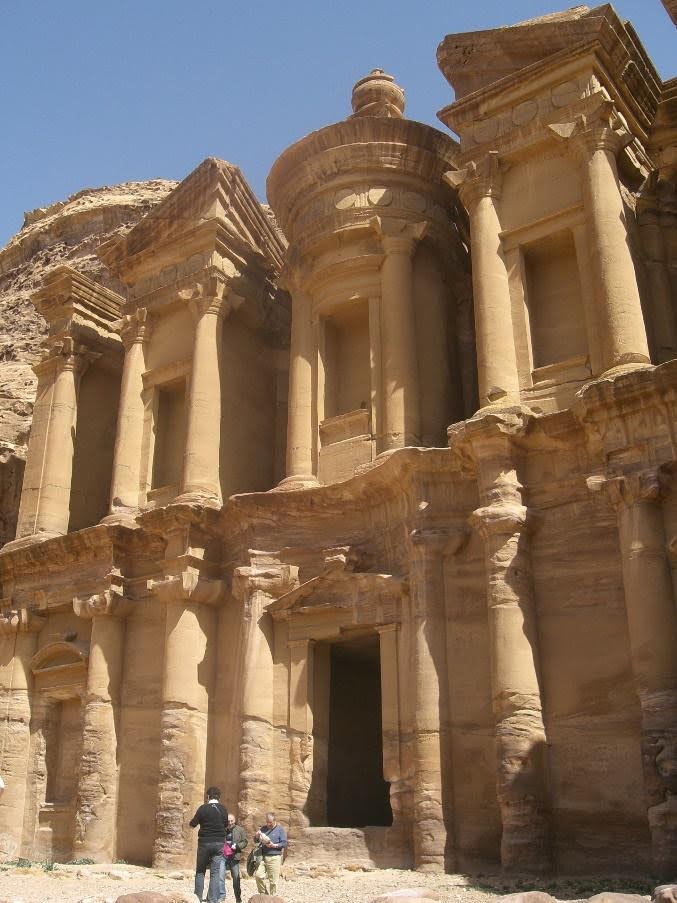 Derecha: Petra, al-Deir (el Monasterio). Henri Gourinard, 2010.