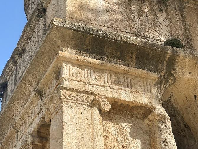 Ionic-style cornice of the Absalom’s Pillar. Photo: Henri Gourinard, 2026