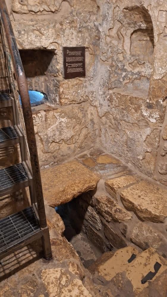 Entrance to the tomb as seen from the antechamber.<br />
