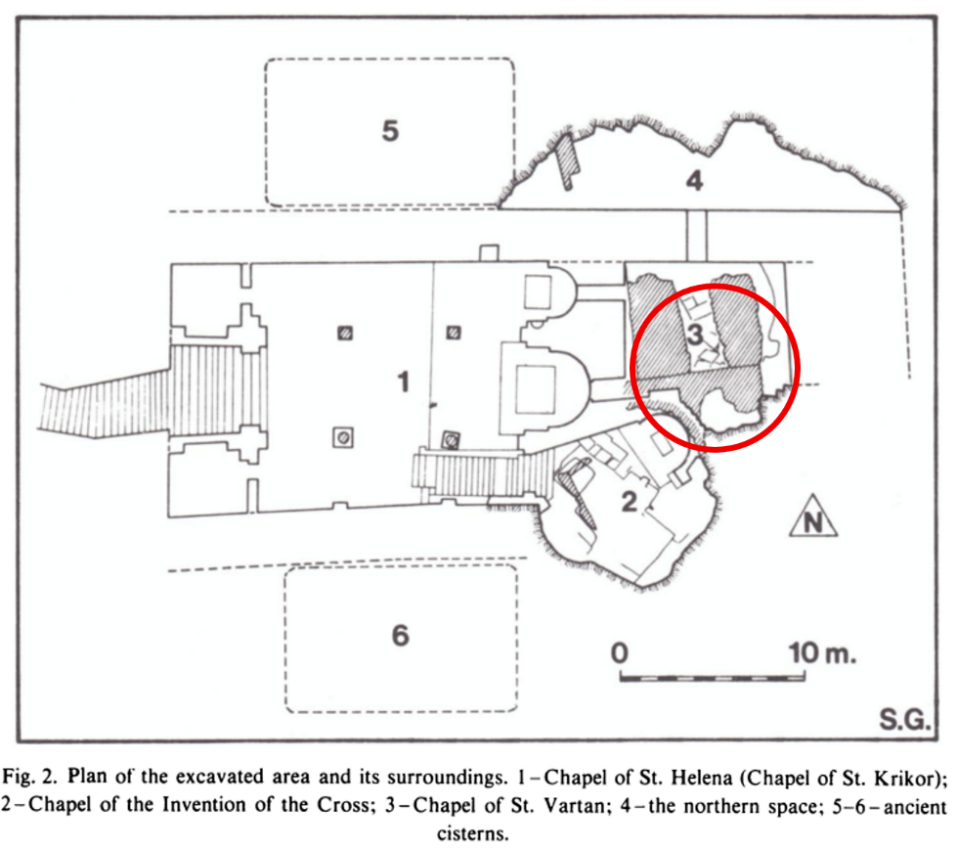 The red circle marks the chapel of Vartan. Source: Source: Broshi, M. and Barkay, G., "Excavations in the Chapel of St. Vartan in the Holy Sepulchre", Israel Exploration Journal 35, no. 2-3 (1985), p. 110.<br />
